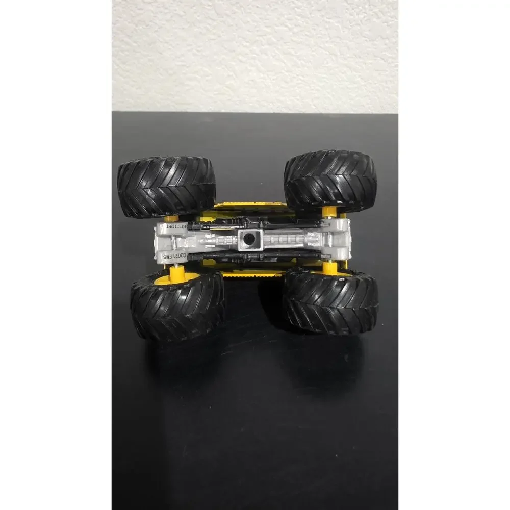 Hot Wheels Monster Jam Higher Education School Bus 1:24 Scale Monster Truck